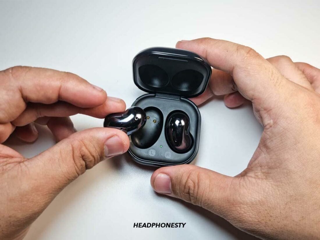 Galaxy Buds в чехле для зарядки.