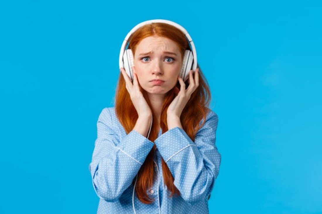 Uneasy feeling. Слушает и плачет. Рыжая девушка слушает музыку. Man in Headphones crying.